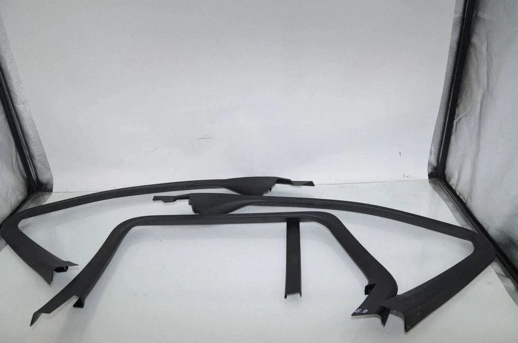Front door glass trim molding 7447171