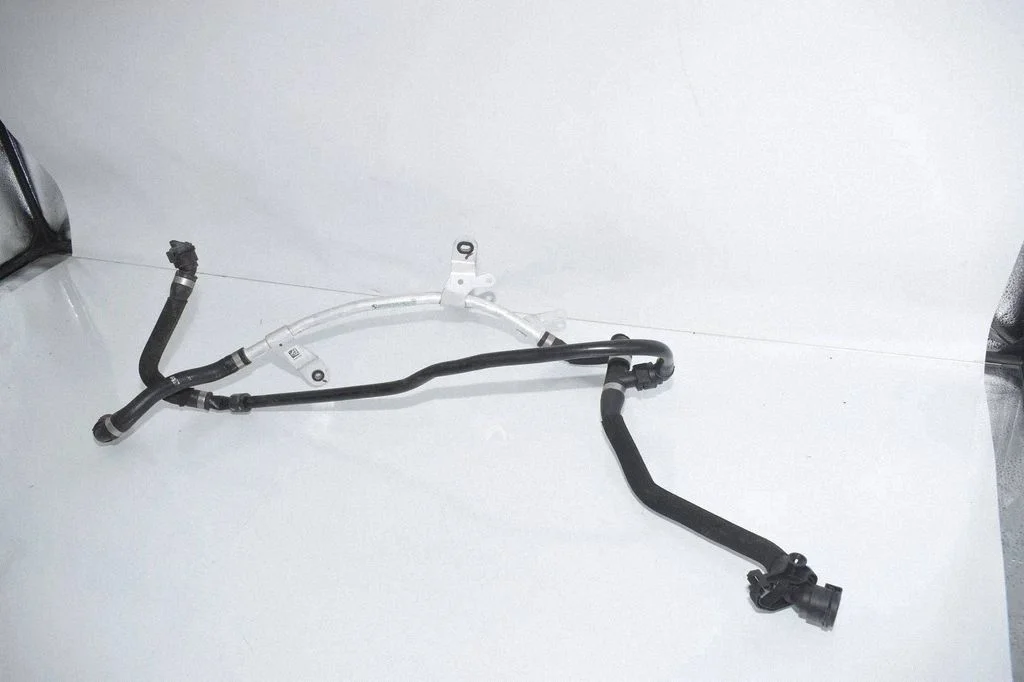 Engine coolant pipe/hose 8593779