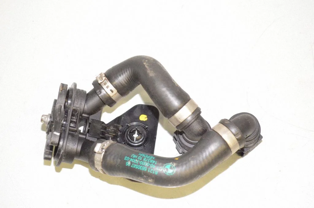Engine coolant pipe/hose 6830587