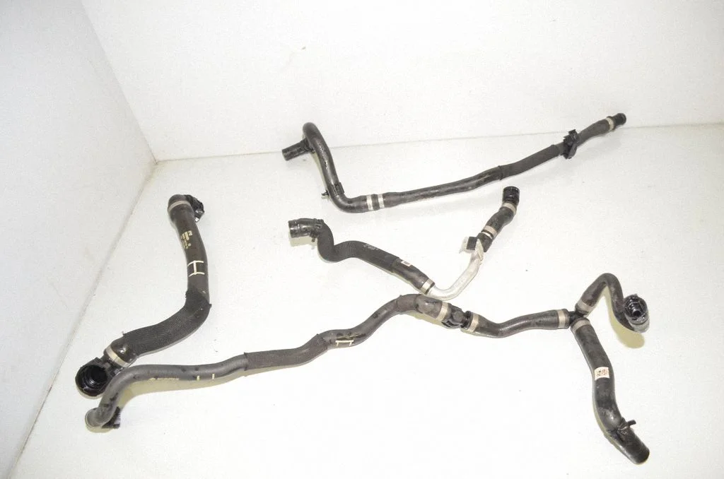 Engine coolant pipe/hose 6832804
