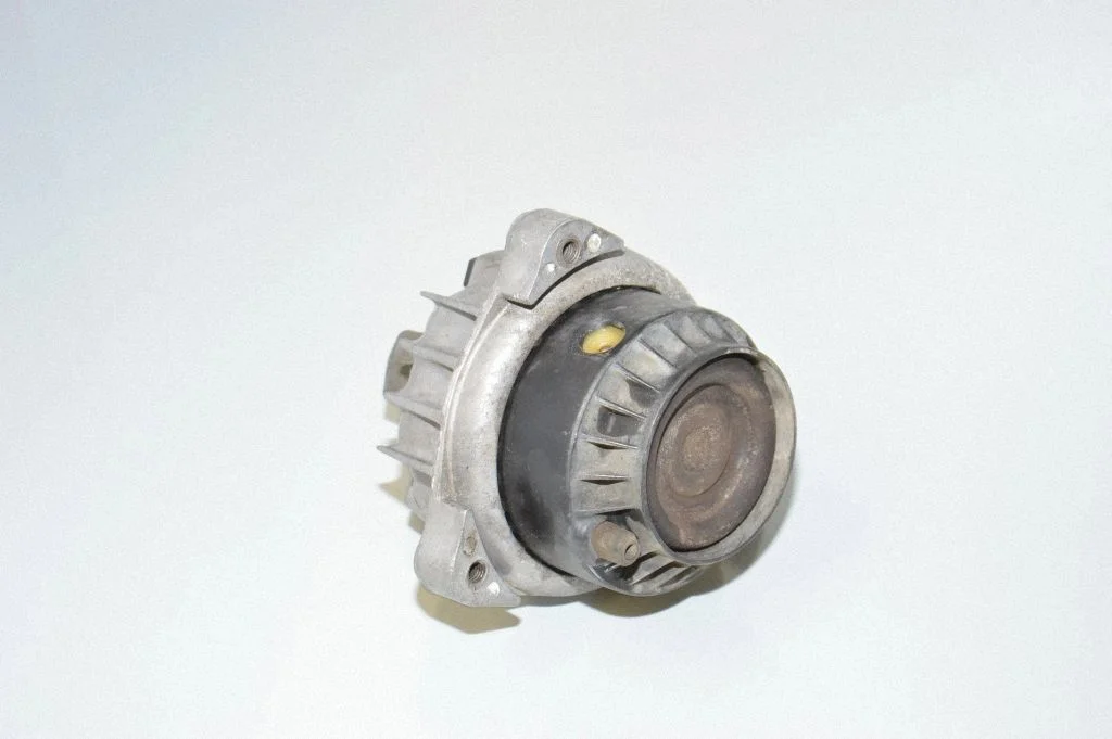 Engine mount bracket 6775905