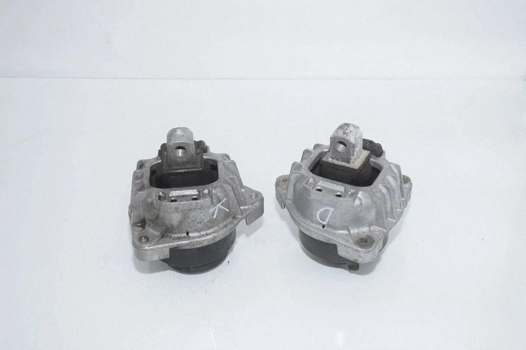 Engine mount bracket 6777382