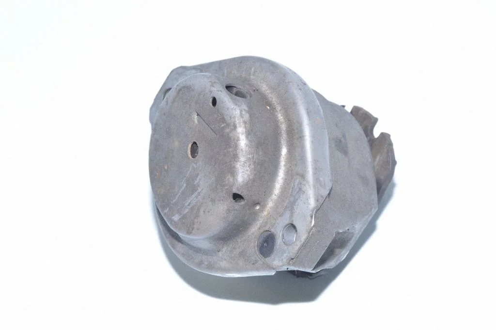 Dzinēja spilvens – BMW 6. sērija E63 E64 (2002-2010)