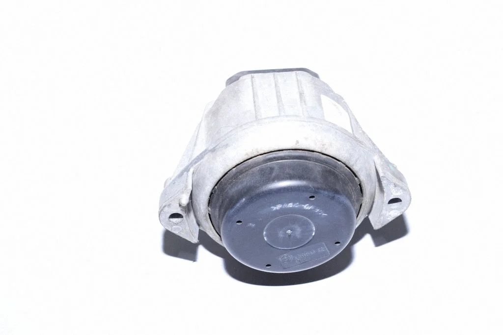 Engine mount bracket 13981112