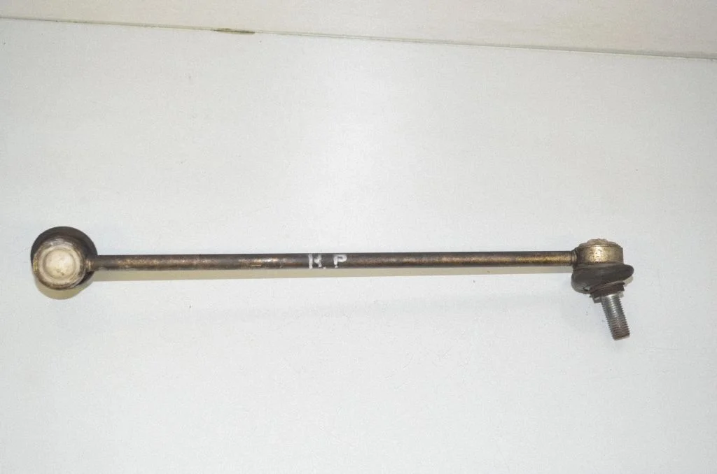 Priekinė stabilizatoriaus traukė