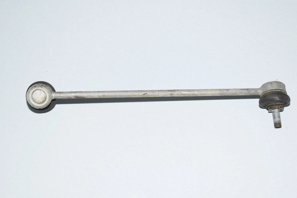 Priekinė stabilizatoriaus traukė