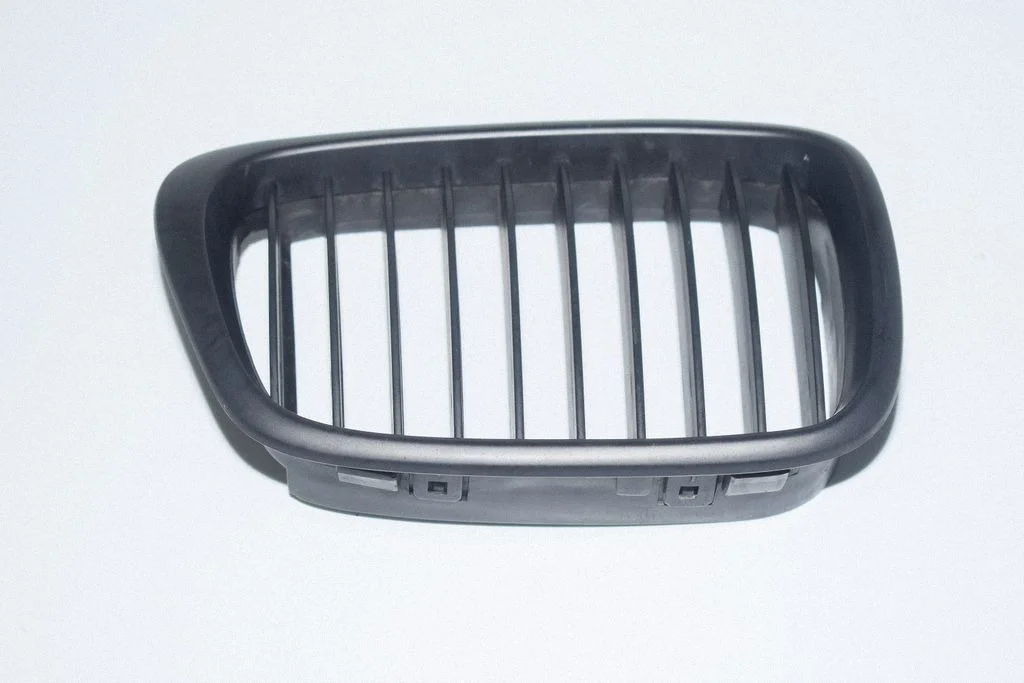 Front bumper upper radiator grill – right
