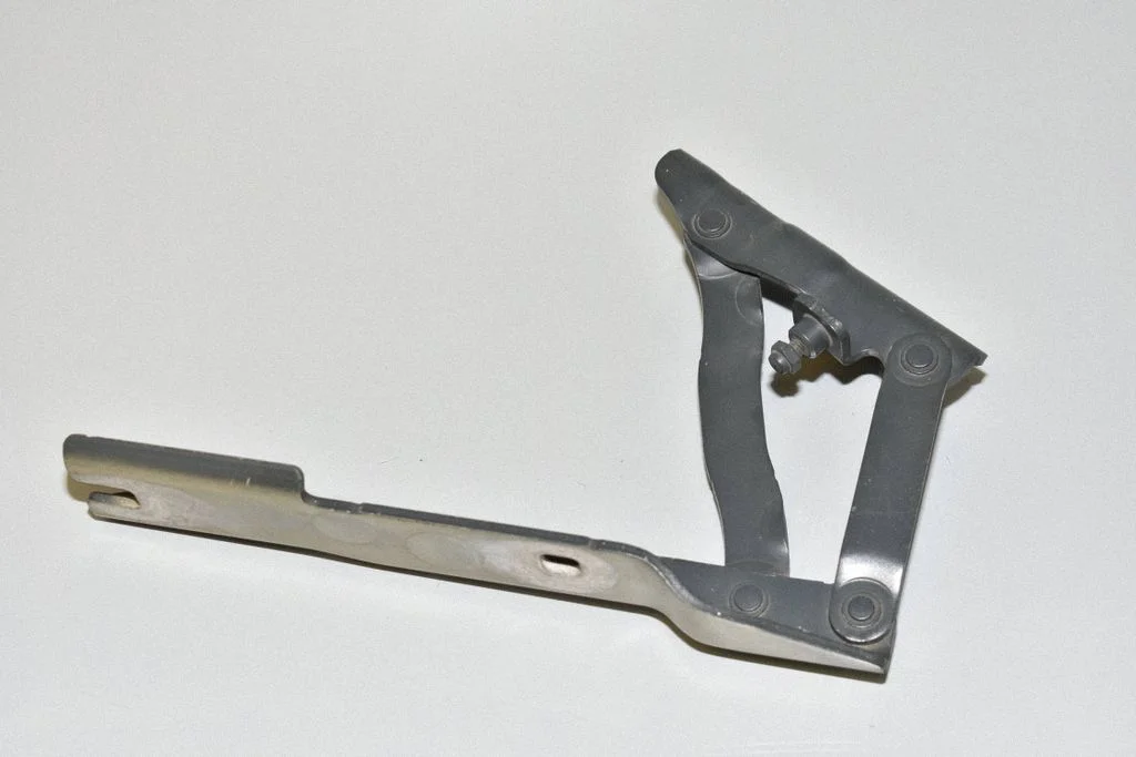 Motora pārsega eņģe (-es) – BMW 5. sērija E60 E61 (2004-2010)