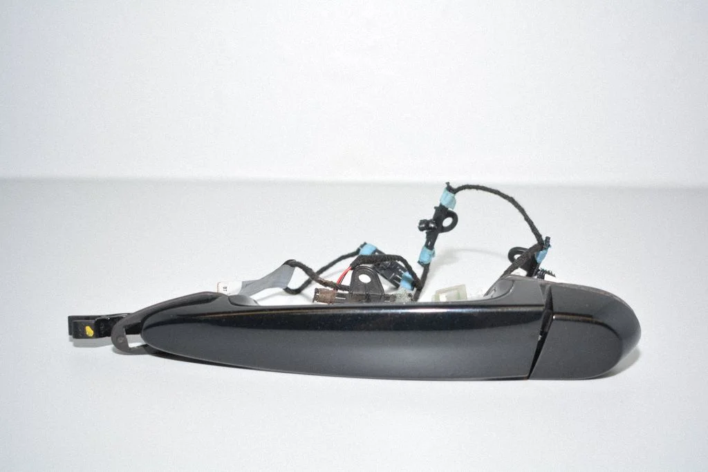 Front door exterior handle – left