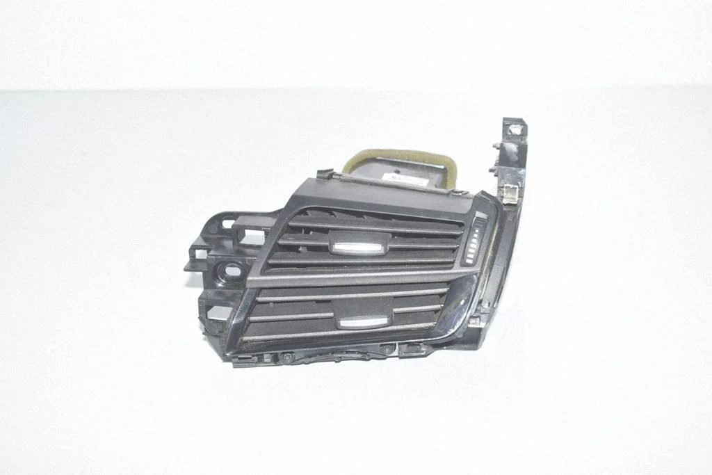 Dashboard side air vent grill/cover trim – right