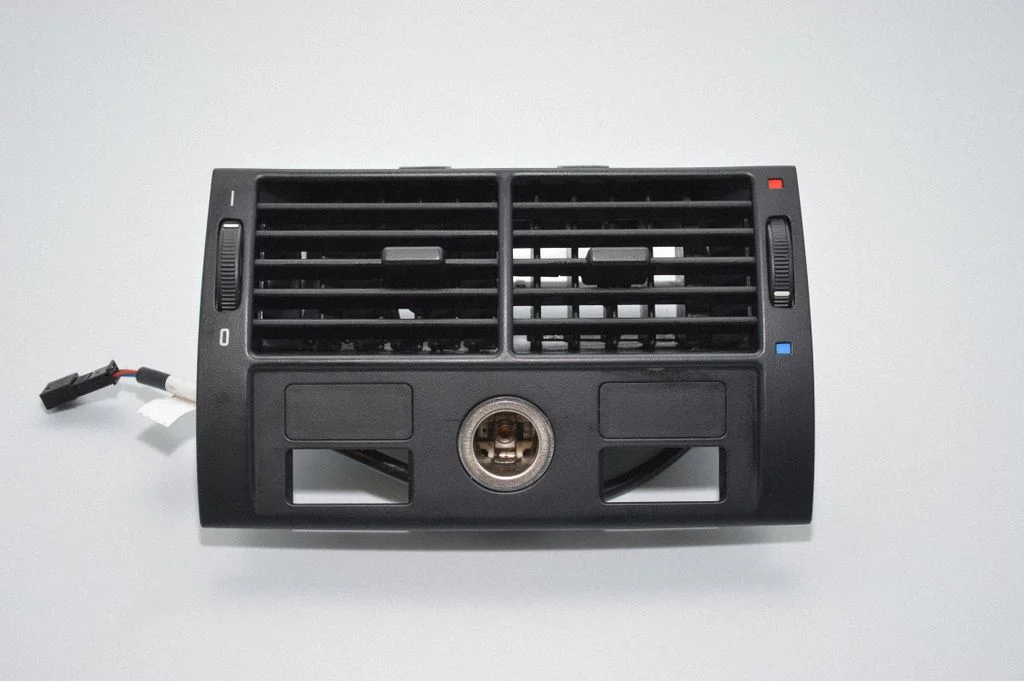 Oro grotelės gale