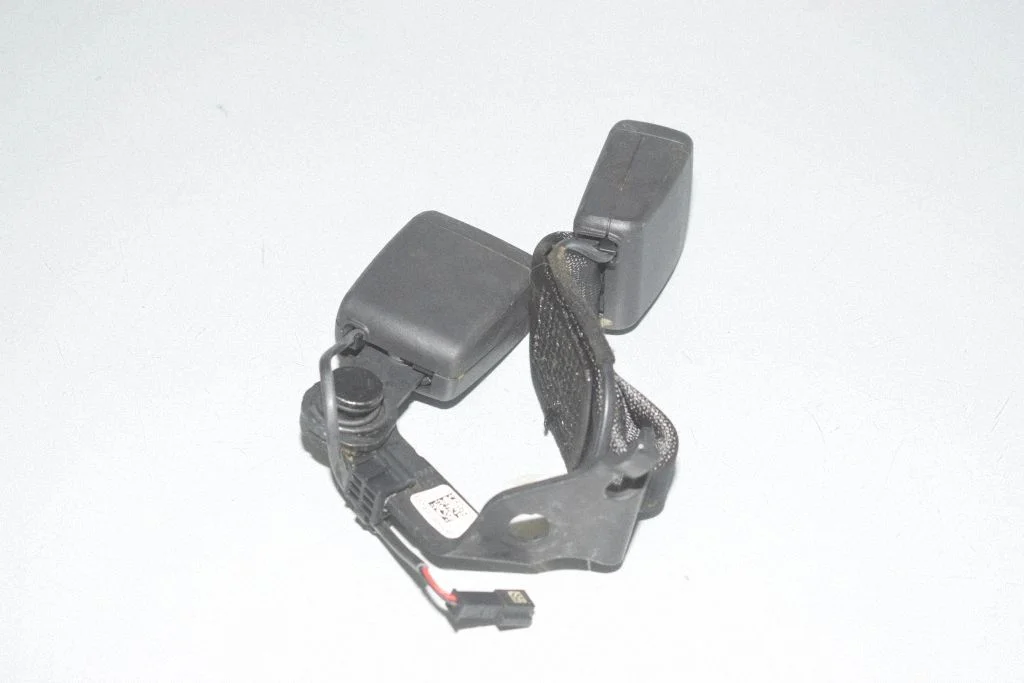 Rear seatbelt buckle 7442030