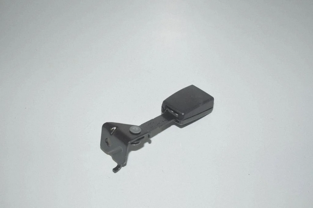 Rear seatbelt buckle 7347726
