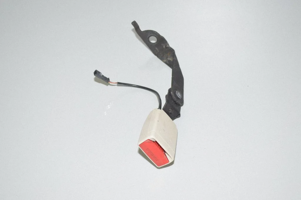 Rear seatbelt buckle 7435907