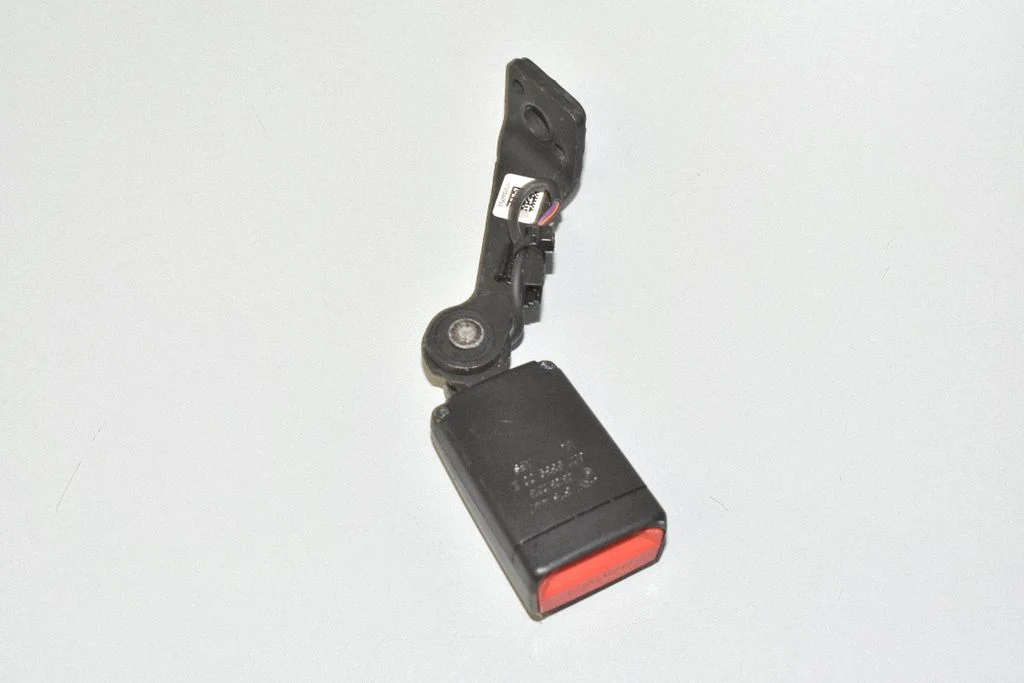 Rear seatbelt buckle 7375447