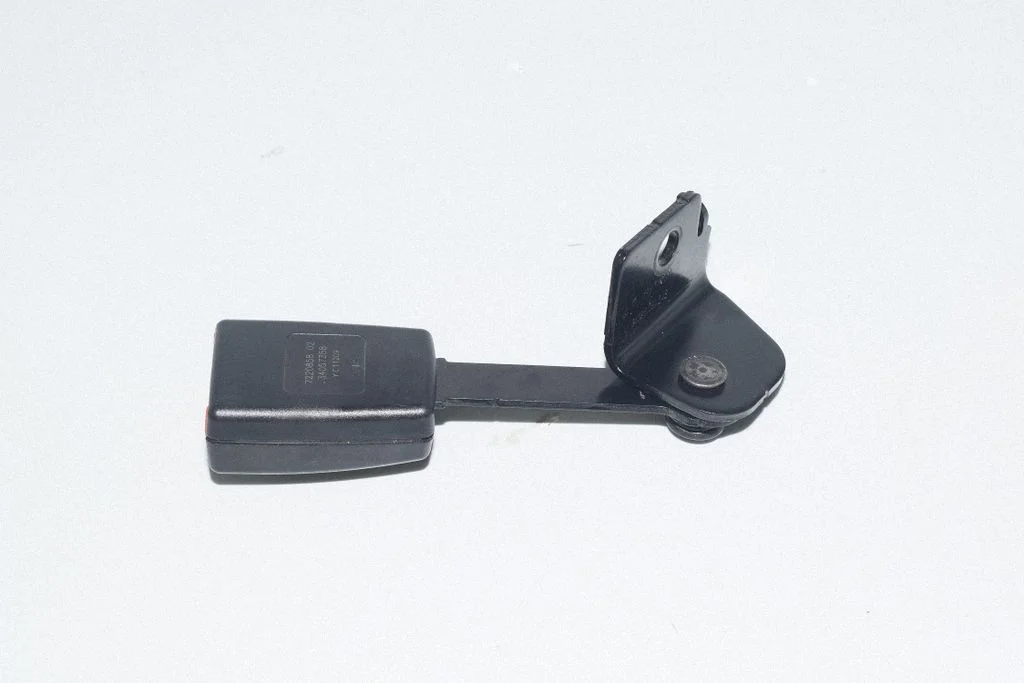 Rear seatbelt buckle 7220858