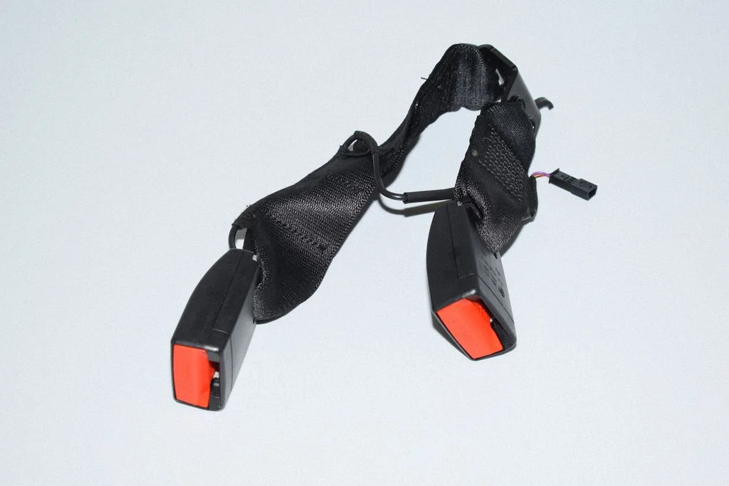 Middle seatbelt buckle (rear) – BMW 3 Series F30 F35 F31 (2012-2018)