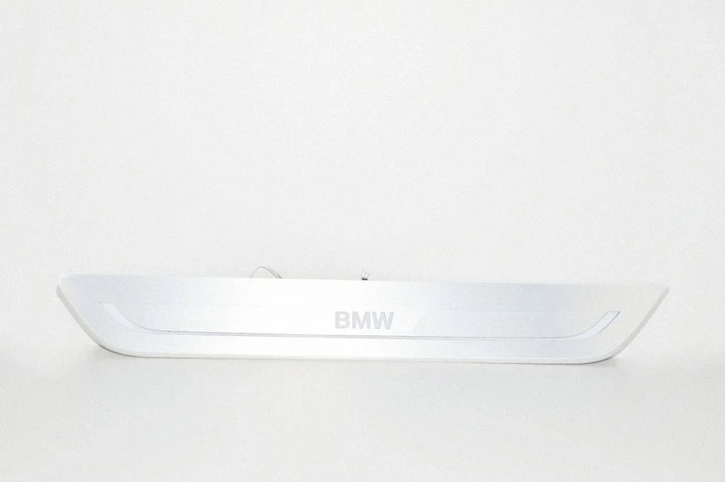 Front sill trim cover 7370314