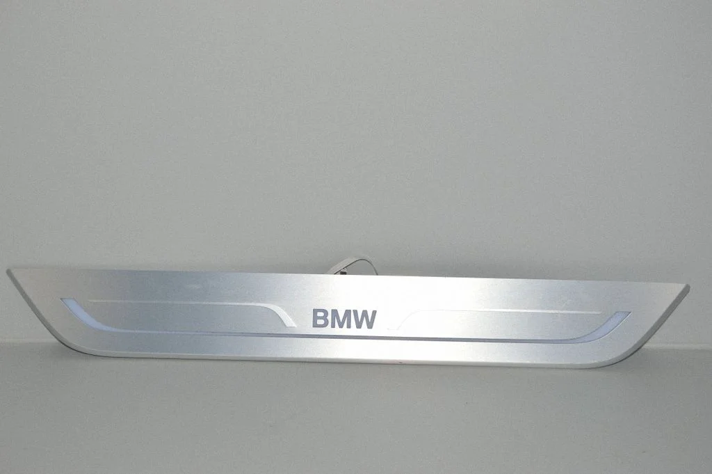 Front sill trim cover – front right