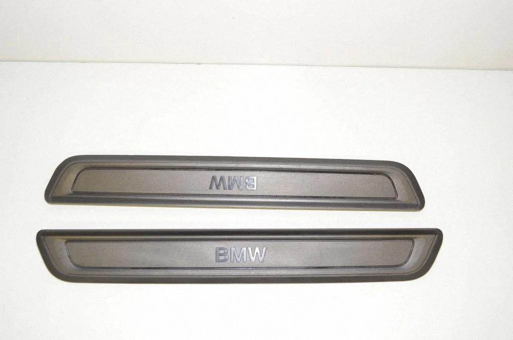 Front sill trim cover 7407377