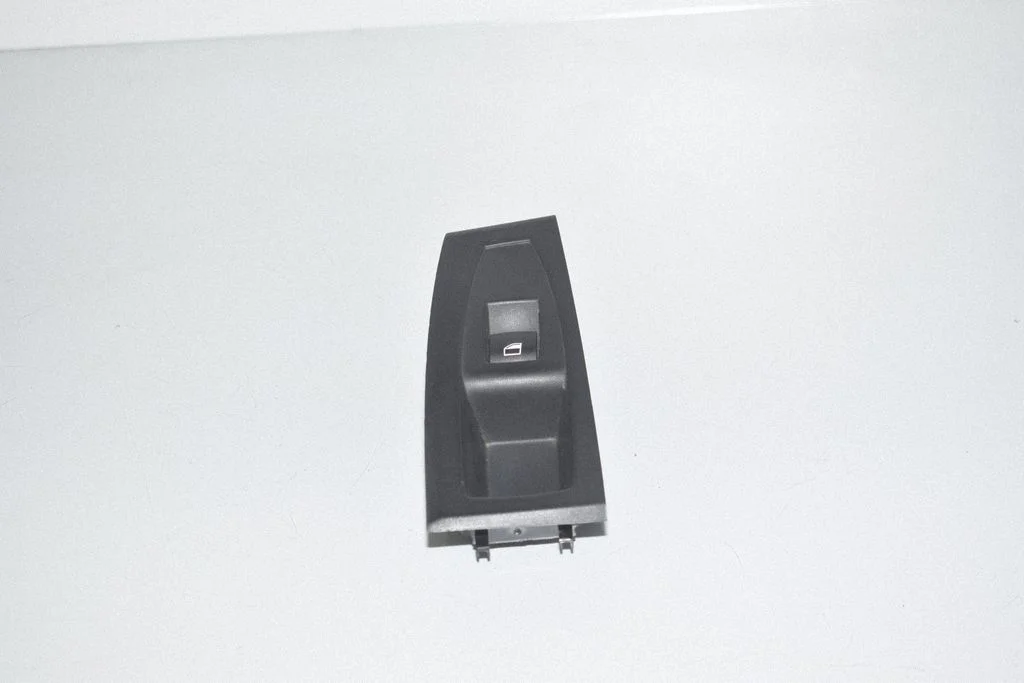 Electric window control switch 9208107