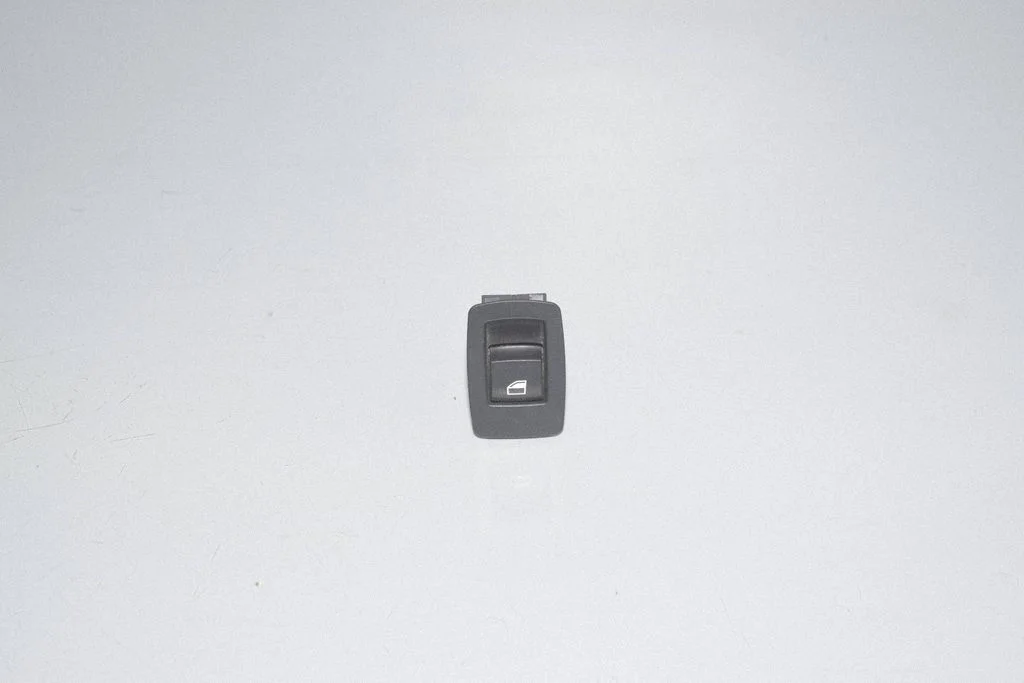 Electric window control switch 9208106