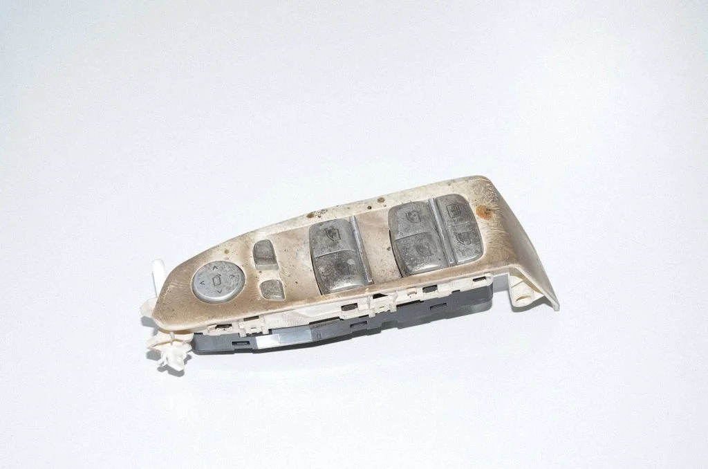 Electric window control switch 9382503