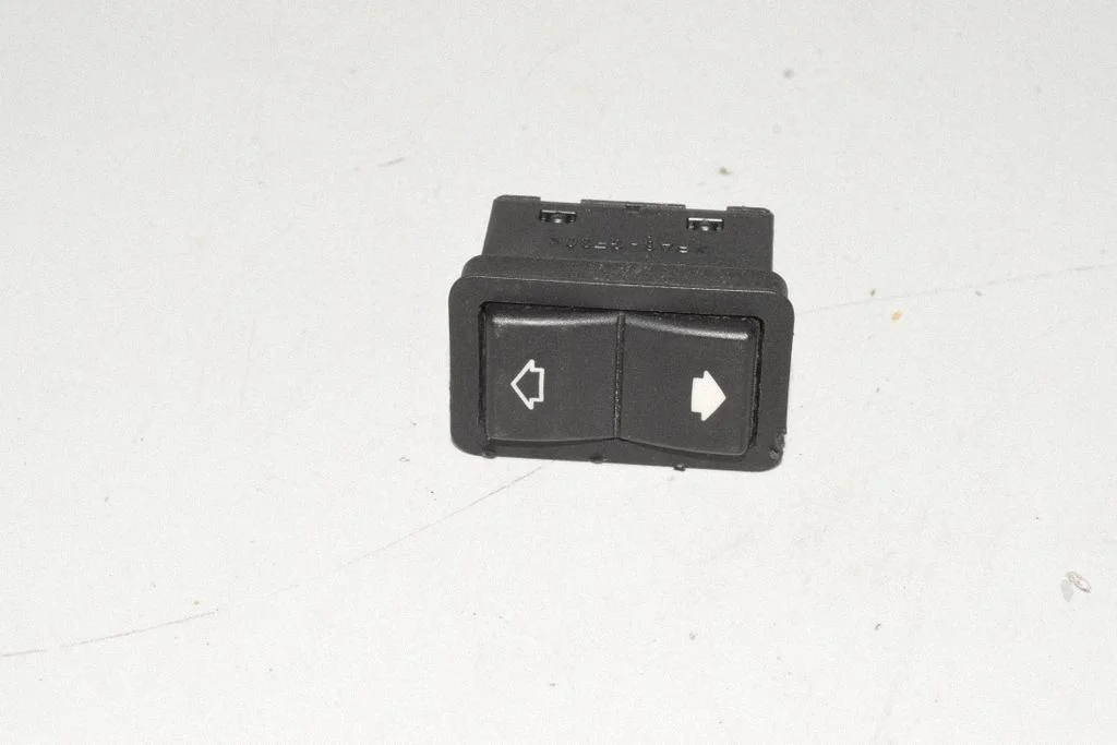 Electric window control switch 8368974