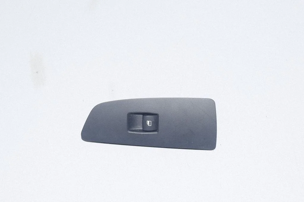 Electric window control switch 6970247