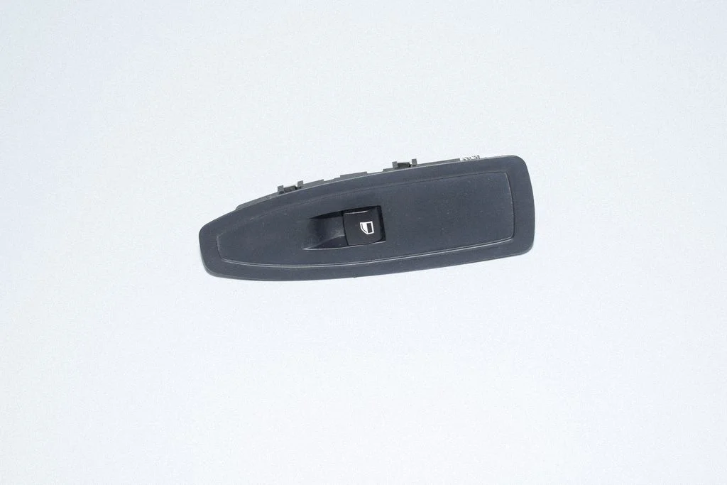 Electric window control switch 9208107