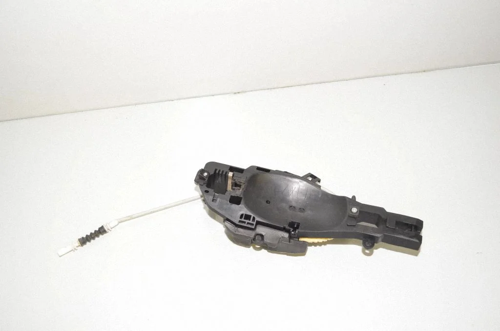 Front door exterior handle/bracket 7331740
