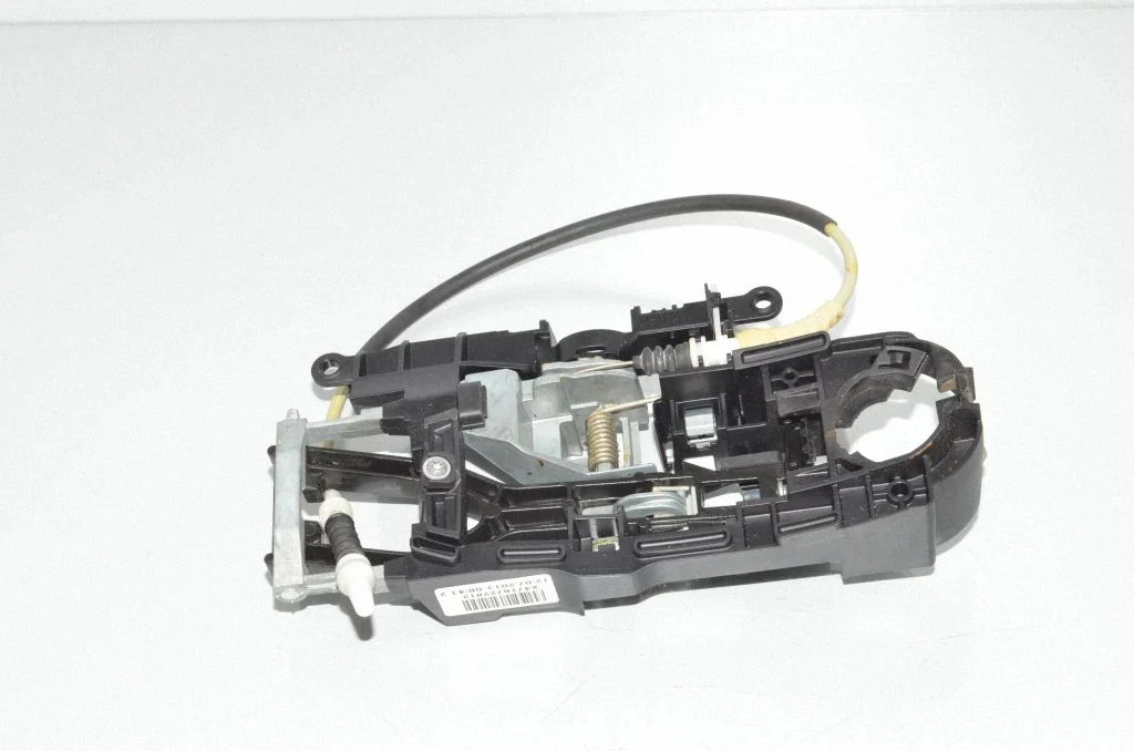 Rear door exterior handle/bracket – right