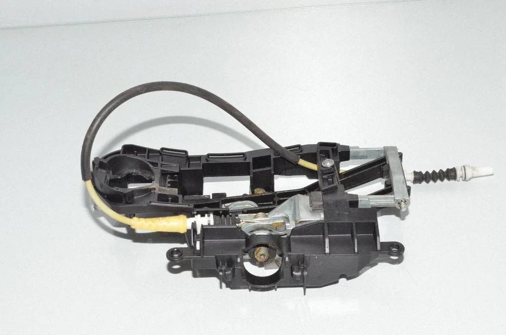 Rear door exterior handle/bracket – right