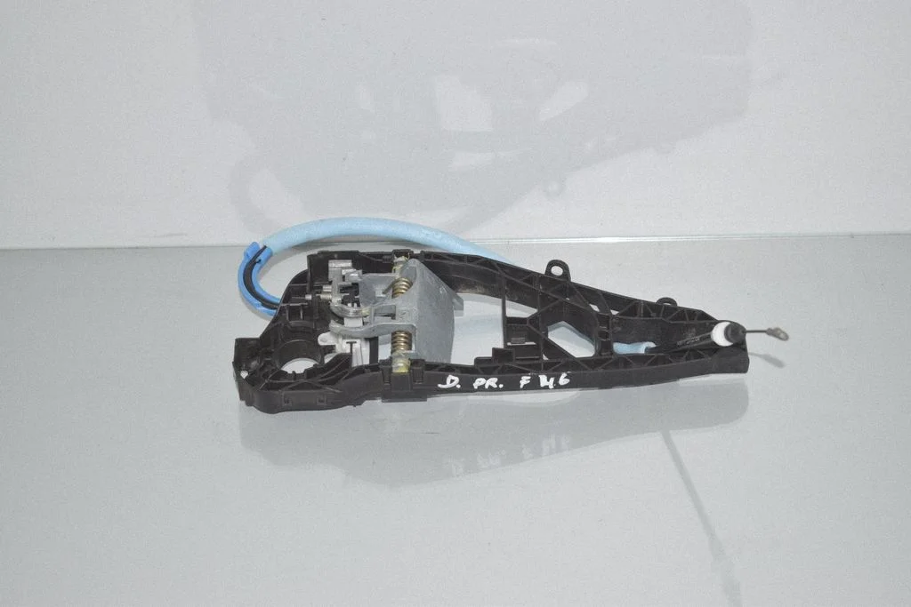 Tagaukse välimise käepideme hoidik/ klamber – BMW 2-seeria F46 (2015-)