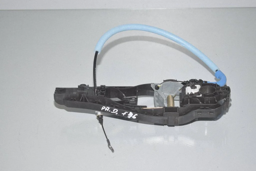 Tagaukse välimise käepideme hoidik/ klamber – BMW 2-seeria F46 (2015-)