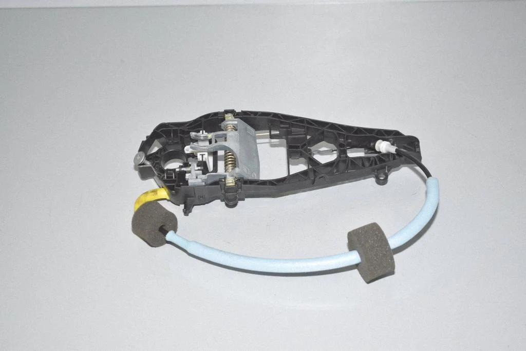Tagaukse välimise käepideme hoidik/ klamber – BMW 2-seeria F46 (2015-)