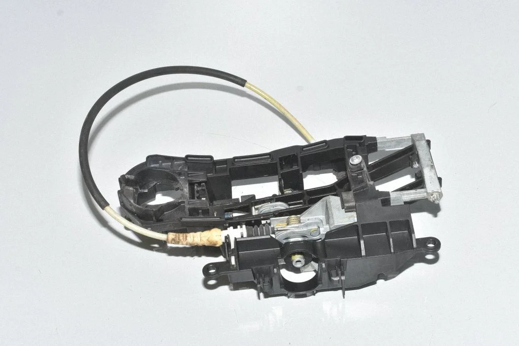Rear door exterior handle/bracket 7300328