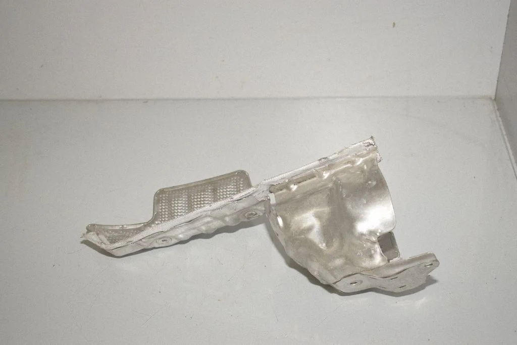 Heat shield in engine bay 8585811