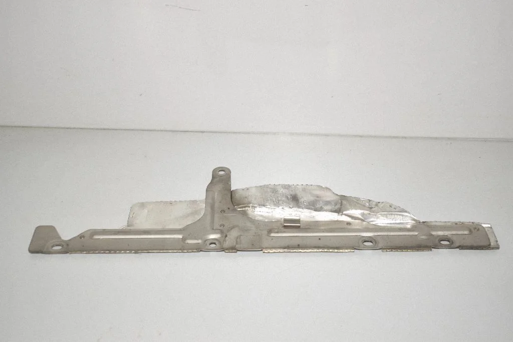 Heat shield in engine bay 8575409