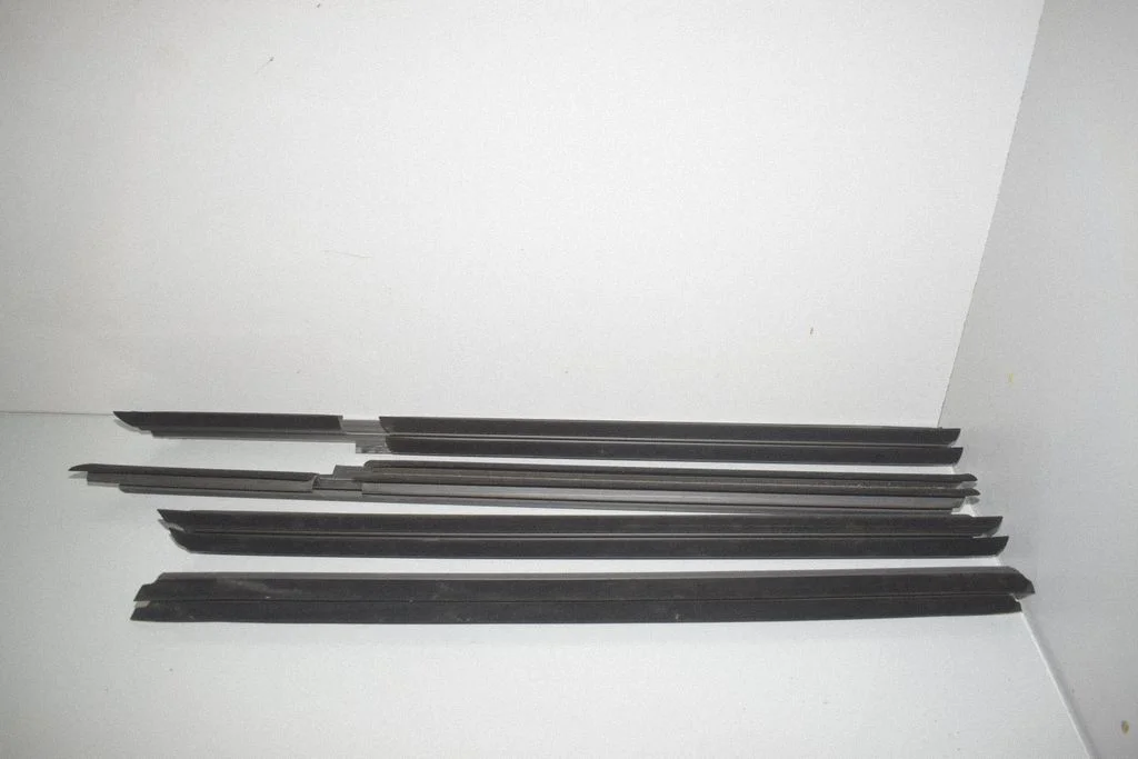 Rear door glass trim molding 7336959