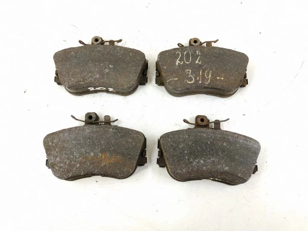 Brake pads (front) 0024202120 – Mercedes-Benz C-Class AMG W202 (1993-2000)