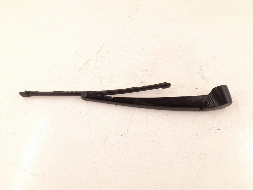 Rear wiper blade arm