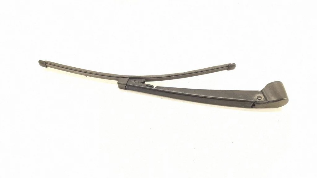 Rear wiper blade arm