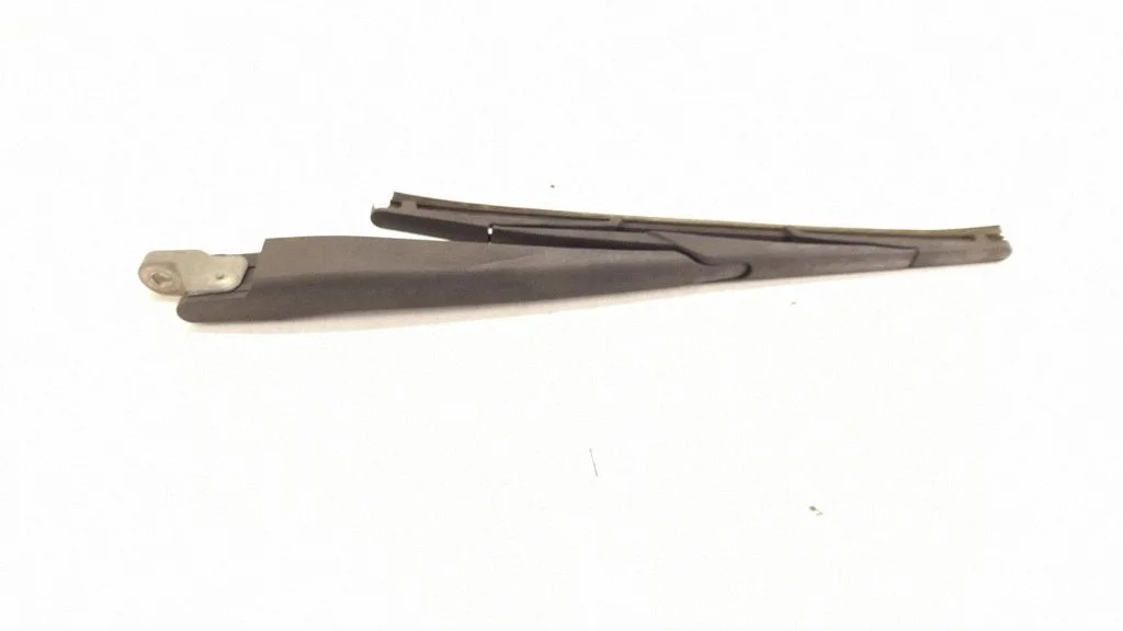 Rear wiper blade arm