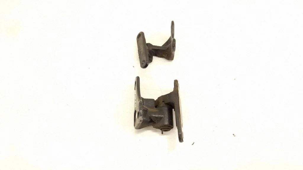 Front door lower hinge 4547200237