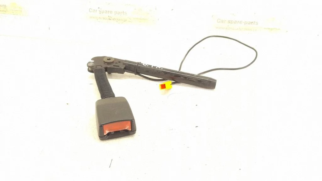 Front seatbelt buckle 3M51-R61208