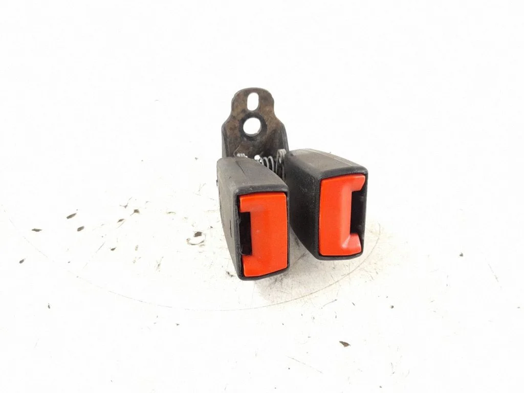 Middle seatbelt buckle (rear) – Ford Mondeo MK IV (2007-2014)