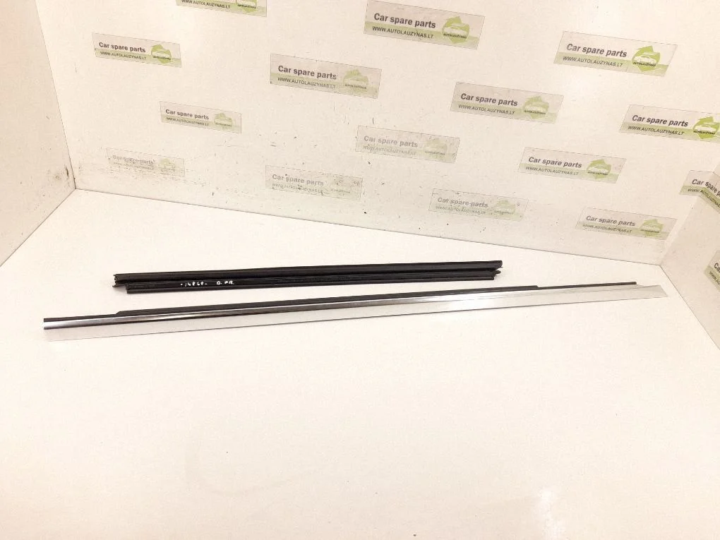 Front door glass trim molding – Mercedes-Benz C-Class W205 (2014-2021)