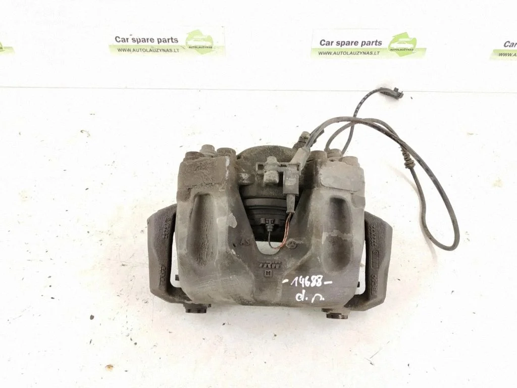 Front brake caliper – right