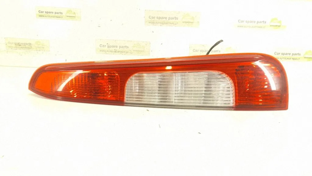 Rear/tail lights – right